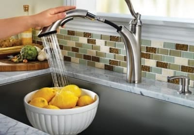 Этот смеситель прикреплен через отверстие