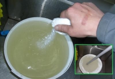 Разводим средство для выгребных ям