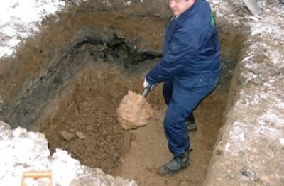 Туалет с выгребной ямой и душ в одном строении