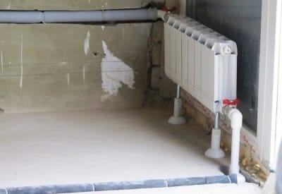 Маскировка труб в стене и полу