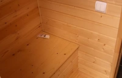 Скамейка из вагонки в предбаннике