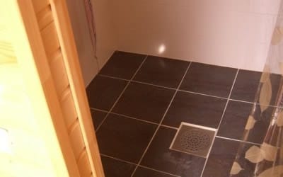 В душевой на полу и стенах кладут плитку