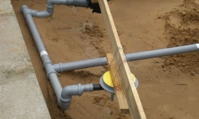 Прокладка канализационных труб для слива