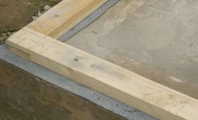 Закрепление основания каркаса на фундаменте