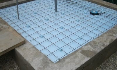 Поверх пенопласта укладывают армирующую сетку