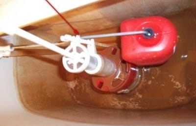 В современных моделях установлен пластиковый поплавок В современных моделях установлен пластиковый поплавок