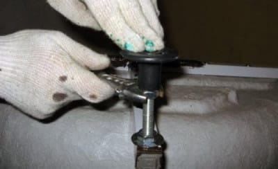 Регулировка ножек поддона