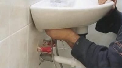 Установка раковины выполняется после завершения отделочных работ