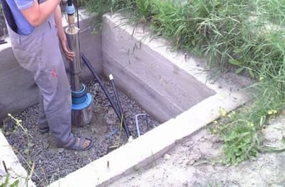 Насос в скважину опускать нужно очень аккуратно