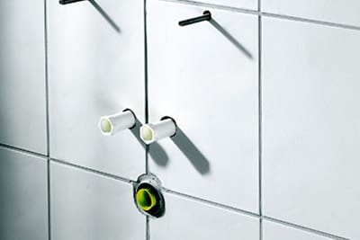 Закрепление шпилек для монтажа раковины