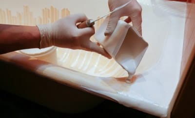 Восстановление ванны жидким акрилом: наливаем состав