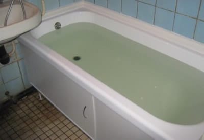 Установка вкладыша в ванну: завершающий этап