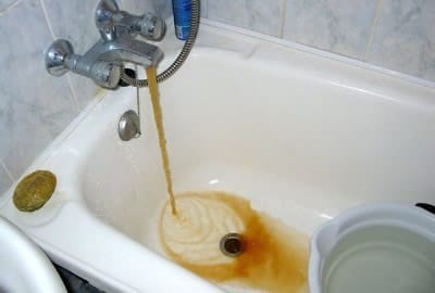 Содержание большого количества железа в артезианской воде негативно влияет на приборы, поэтому ее необходимо очищать