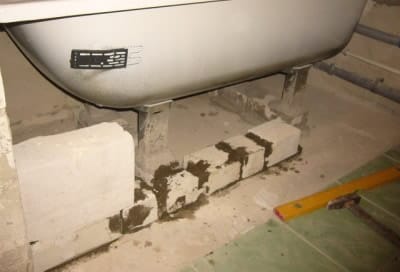 Стальная ванна на кирпичи