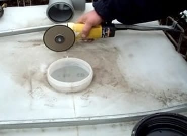 Чтобы в септик из еврокубов вставить тройник нужно расширить отверстие