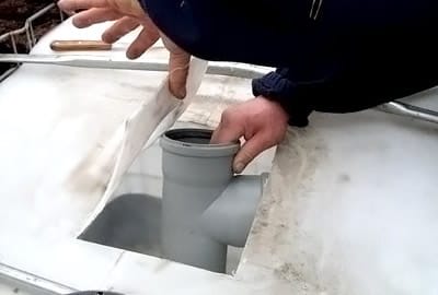 В самодельный септик из еврокубов вставляется тройник