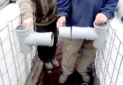 Труба, соединяющая обе емкости, снабжается тройниками