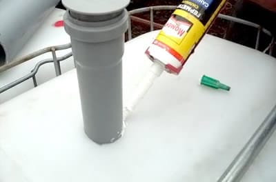 Чтобы септик из еврокубов не пропускал стоки все соединения обрабатываются герметиком