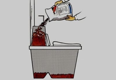 Перед использованием торфяного биотуалета в верхний бак засыпается торфяная смесь