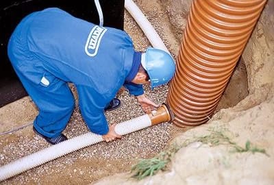 Подключение труб к дренажному колодцу