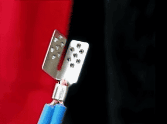 А вот так выглядят два соединительных кабеля, зафиксированные в одном контакте.