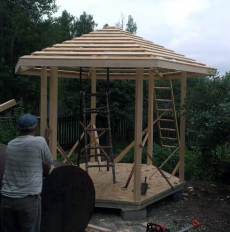 Беседка практически готова остается обшить