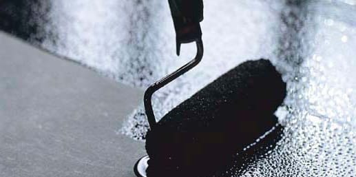 Бетонную поверхность покрывают праймером