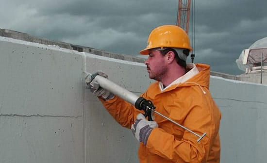 Большие зазоры между плитами заливают герметиком или запенивают