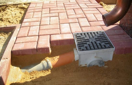 Брусчатку и плитку кладут начиная от края, также устанавливают коллектор для воды