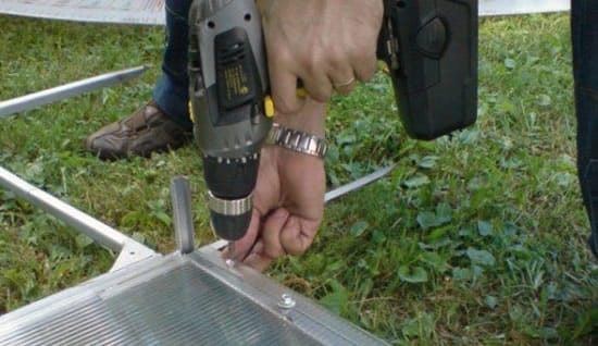 Через каждые 30 см в поликарбонате сверлят отверстия для крепления