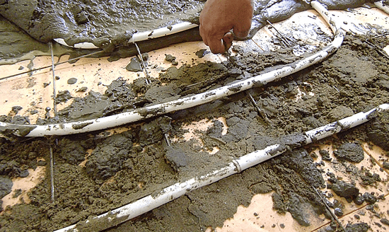 Чтобы не образовались воздушные пробки в стяжке, необходимо постоянно подергивать сетку