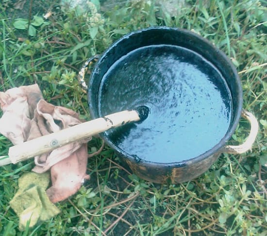 Чтобы приготовить битумную мастику ее необходимо растопить на огне