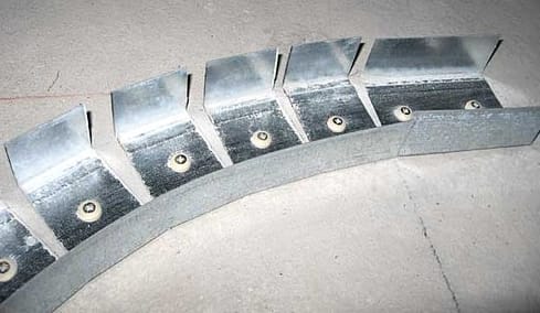 Чтобы сделать форму в виде изгиба металлический профиль разрезается кусачками