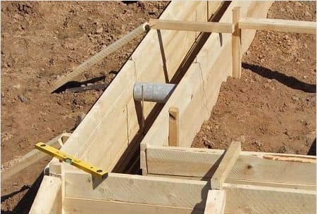 Делаем деревянную опалубку для фундамента поверх траншеи