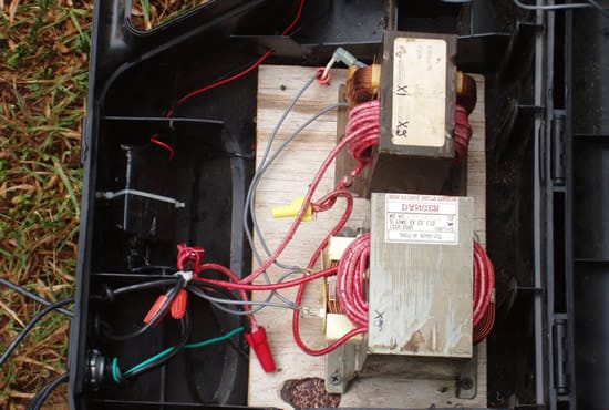 Делаем отверстия для циркуляции воздуха в инверторе