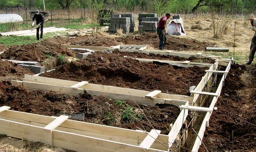 Делают опалубку из труганой доски