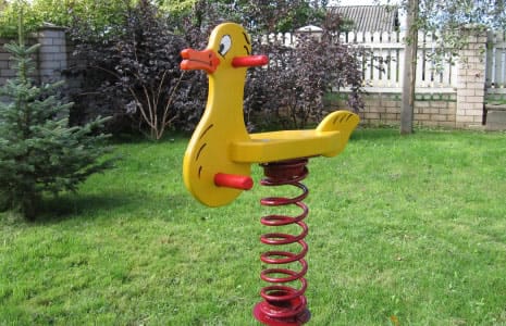 Детская качалка на даче - фото