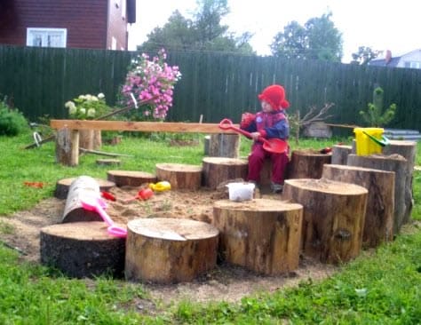 Детская песочница из старых пней