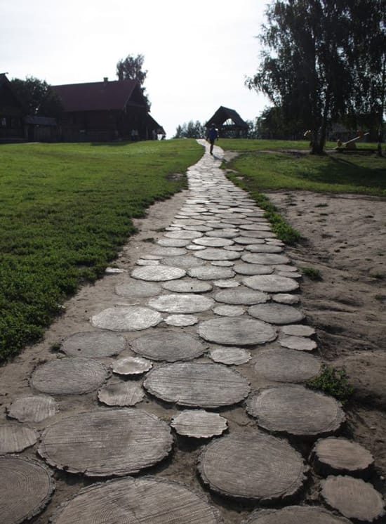 Длинная дорожка из дерева