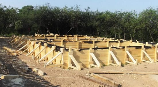 Для дополнительной устойчивости опалубку закрепляют распорками