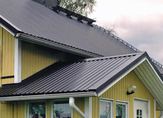 Дом с красивым кровельным покрытием