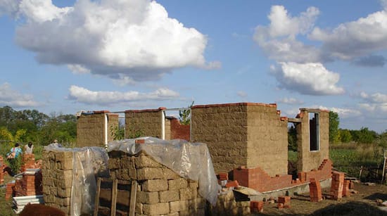 Дом сделанный из глины и соломы