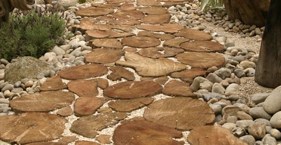 Дорожка из древесных спилов сделанная своими руками