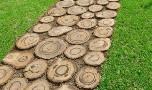 Дорожка из древесных спилов