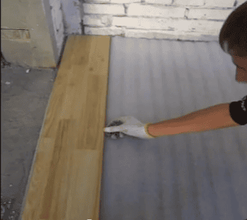 Фиксируем подложку и приступаем к укладке ламината