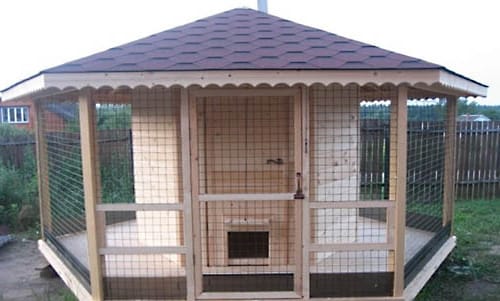 Фото - курятник для птицы с зоной для выгулки