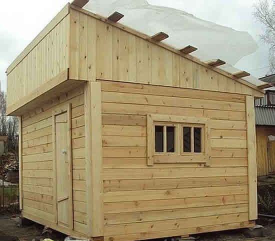 Фронтоны бани можно зашить с помощью досок