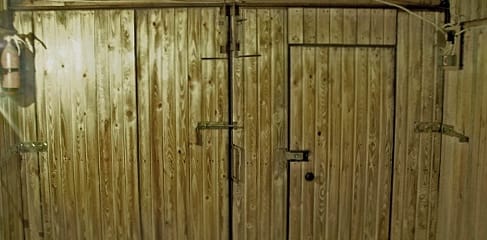 Гаражные ворота обшитые деревом изнутри