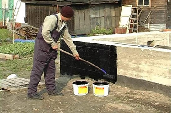 Гидроизоляция фундамента с помощью мастики