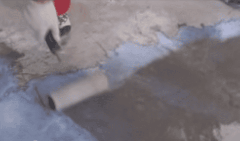 Грунтовка поверхности пола с помощью обычного валика